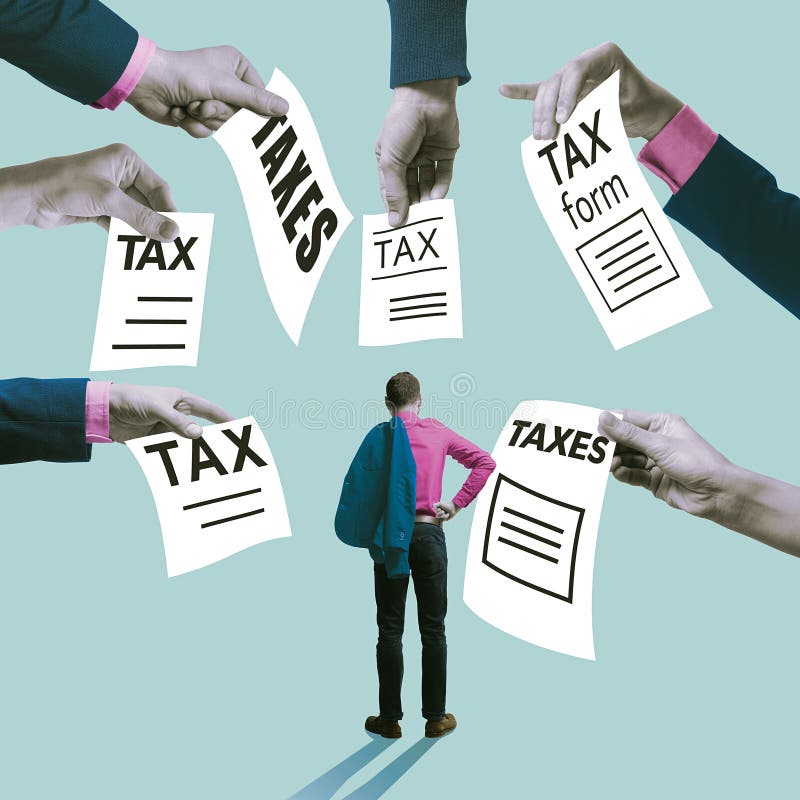 Concetto di pressione fiscale con un uomo d'affari circondato da documenti e moduli fotografia stock