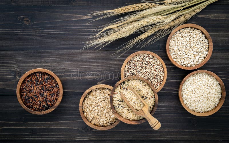 Concetto di prodotti a base di ingredienti alimentari sani di cereali organici naturali e di semi di grani interi in ciotola di l