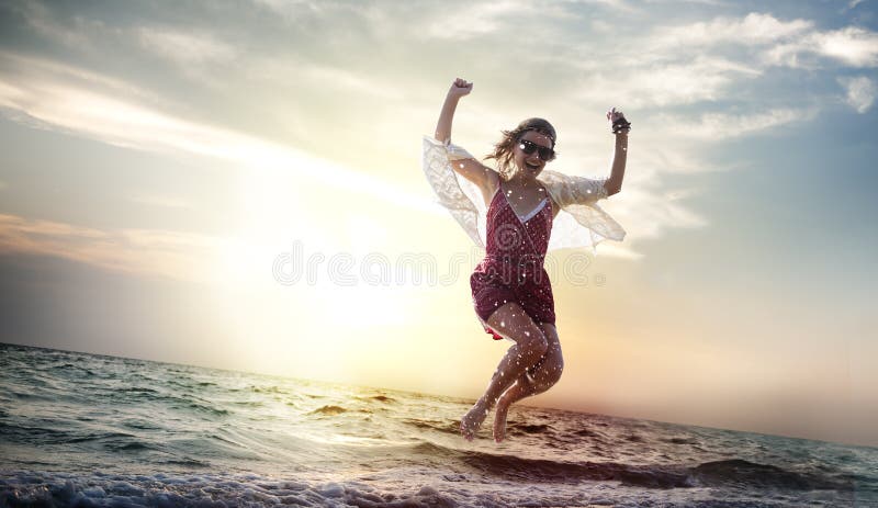 Concetto di refrigerazione di salto di vacanza estiva della donna della spiaggia