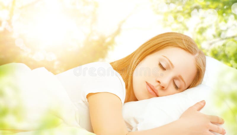 Concetto di resto e di rilassamento donna che dorme a letto sul BAC