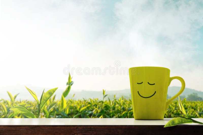 Concetto di rilassamento e felice Una tazza di tè caldo con Smiley Face