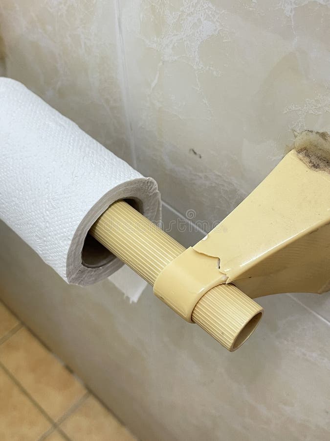 Concetto di riparazione per il supporto domestico di carta da toletta rotta immagini stock