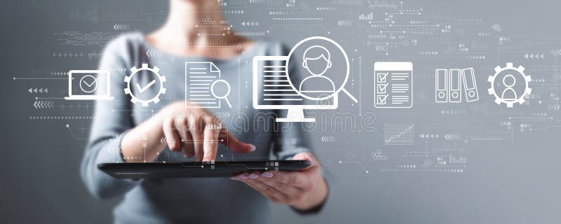 Concetto di sistema di gestione dei documenti con una donna che utilizza una compressa. Concetto di sistema di gestione dei documenti con l'uso di un tablet computer da parte di una donna che lavora