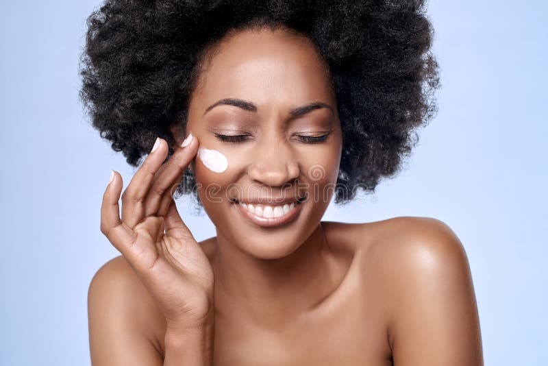 Concetto di Skincare con il modello dell'africano nero fotografia stock