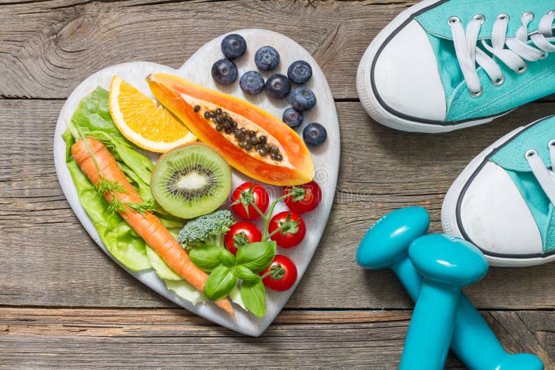 Concetto di sport e di dieta sana con gli istruttori e l'alimento delle teste di legno immagini stock libere da diritti Concetto di sport e di dieta sana con gli istruttori e l'alimento delle teste di legno immagini stock libere da diritti