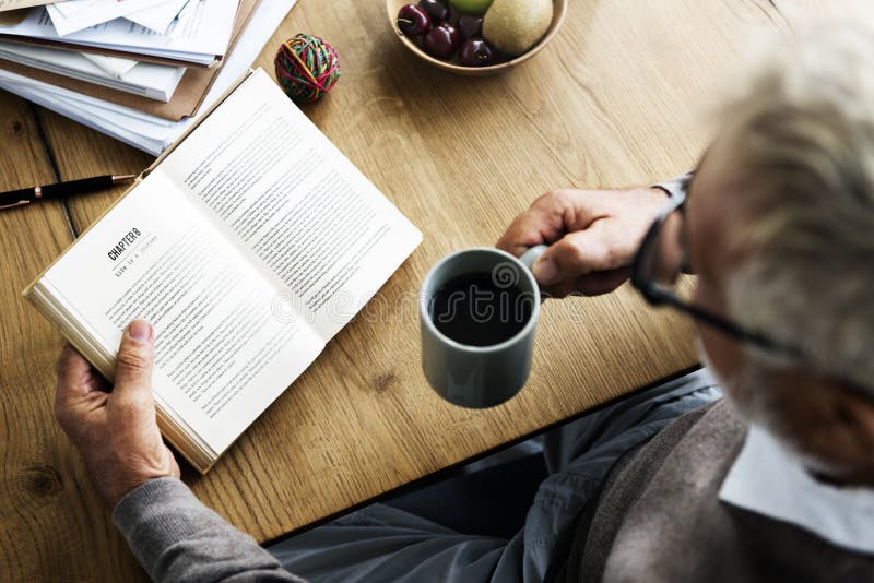 Concetto di stile di vita del diario di viaggio della lettura della pausa caffè immagine stock Concetto di stile di vita del diario di viaggio della lettura della pausa caffè immagine stock