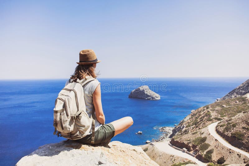 concetto di stile di vita dell'attivo e di viaggio Viaggiatore femminile che esamina il mare fotografie stock concetto di stile di vita dell'attivo e di viaggio Viaggiatore femminile che esamina il mare fotografie stock