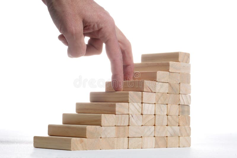 Concetto di successo: le scale costruiscono con i blocchetti di legno del giocattolo ed il dito umano due che lo scalano su fondo immagini stock Concetto di successo: le scale costruiscono con i blocchetti di legno del giocattolo ed il dito umano due che lo scalano su fondo immagini stock
