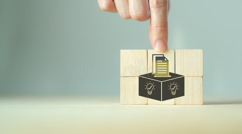 Concetto di suggerimento e feedback. nuova soluzione ideale. cubi di legno con l'icona del portacinghe sullo sfondo grigio. suino immagine stock