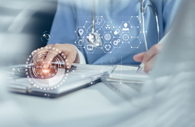 Concetto di tecnologia medica. medico che lavora su tablet e computer portatili digitali moderni. Un medico che lavora su uno schermo virtuale con le icone dell'interfaccia medica e medicale.