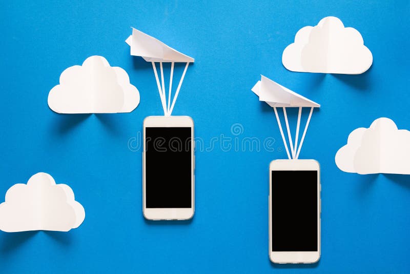 Concetto di trasferimento di dati Trasmissione del messaggio Due smartphones mobili ed aeroplani di carta immagine stock Concetto di trasferimento di dati Trasmissione del messaggio Due smartphones mobili ed aeroplani di carta immagine stock