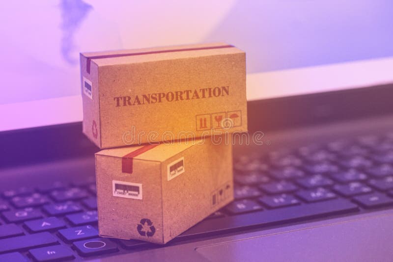Concetto di trasporto e di acquisto online: Cardbo d'imballaggio fotografie stock libere da diritti Concetto di trasporto e di acquisto online: Cardbo d'imballaggio fotografie stock libere da diritti