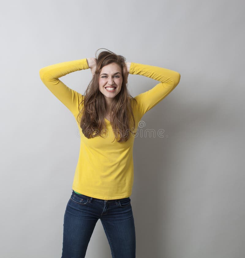 Concetto di umore e di eccitazione per la ragazza estatica 20s fotografia stock libera da diritti Concetto di umore e di eccitazione per la ragazza estatica 20s fotografia stock libera da diritti