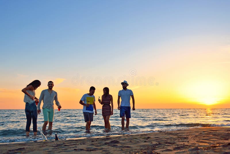 Concetto di vacanza di vacanza estiva del partito della spiaggia di celebrazione della gente fotografia stock libera da diritti Concetto di vacanza di vacanza estiva del partito della spiaggia di celebrazione della gente fotografia stock libera da diritti