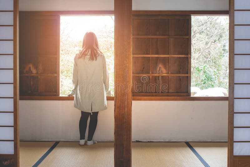 Concetto di vacanza di inverno di viaggio: La sensibilità asiatica del viaggiatore della donna del ritratto gode di e felicità co fotografia stock libera da diritti Concetto di vacanza di inverno di viaggio: La sensibilità asiatica del viaggiatore della donna del ritratto gode di e felicità co fotografia stock libera da diritti