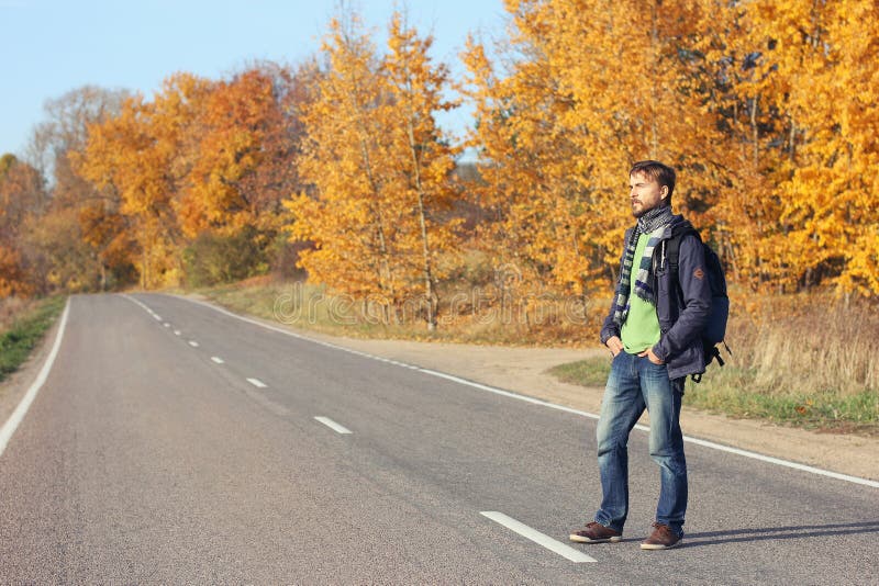 Concetto di viaggio di autunno Uomo barbuto dei pantaloni a vita bassa nell'abbigliamento casual con la b fotografia stock Concetto di viaggio di autunno Uomo barbuto dei pantaloni a vita bassa nell'abbigliamento casual con la b fotografia stock
