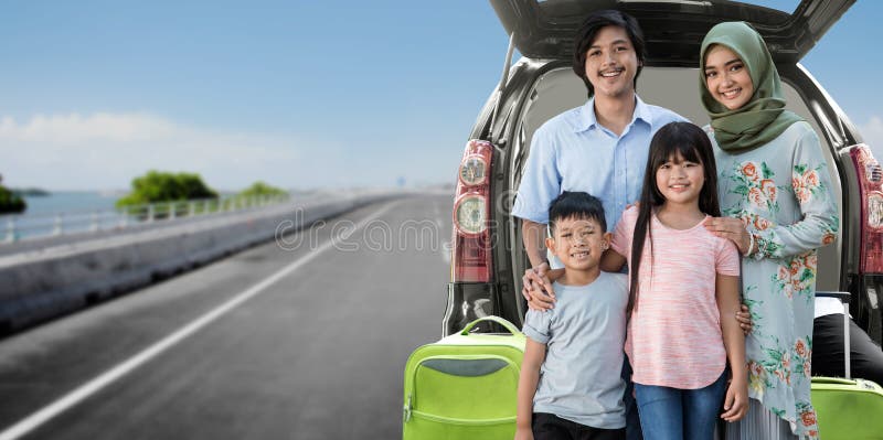 Concetto di viaggio della famiglia musulmana asiatica immagine stock libera da diritti Concetto di viaggio della famiglia musulmana asiatica immagine stock libera da diritti