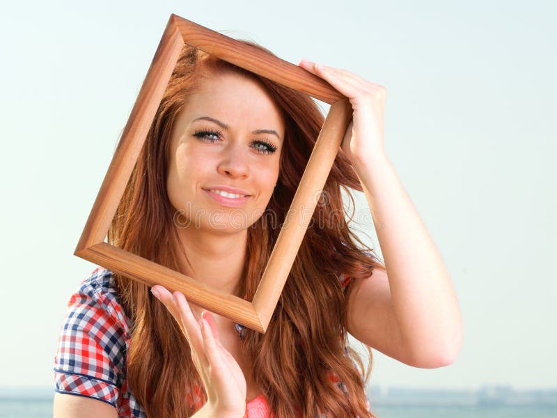 Concetto di viaggio della pagina della tenuta della donna immagine stock