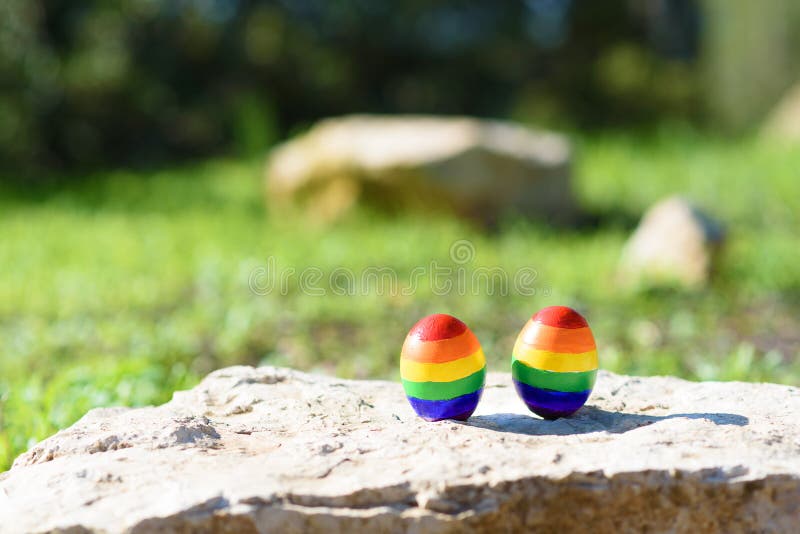 Concetto di viaggio per le coppie del lgbt Due uova con il modello della bandiera di LGBT immagini stock Concetto di viaggio per le coppie del lgbt Due uova con il modello della bandiera di LGBT immagini stock