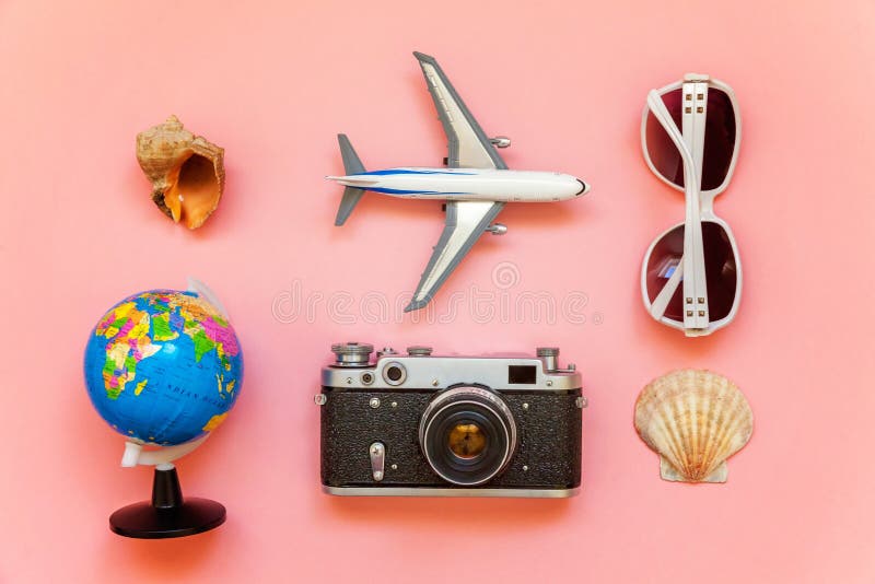 Concetto di viaggio su un fondo rosa immagine stock Concetto di viaggio su un fondo rosa immagine stock
