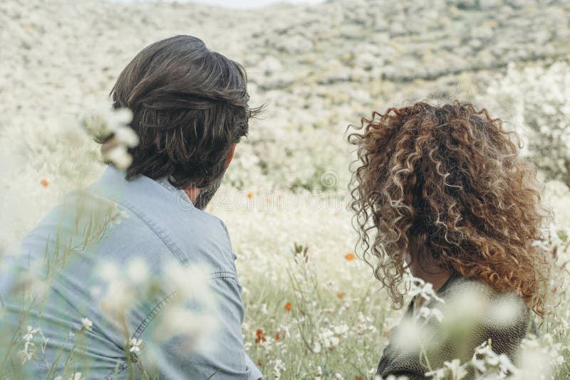 Concetto di vita di coppia e sogni futuri godendo della natura nell'attività di viaggio all'aperto. uomo e donna seduti da vicino fotografia stock