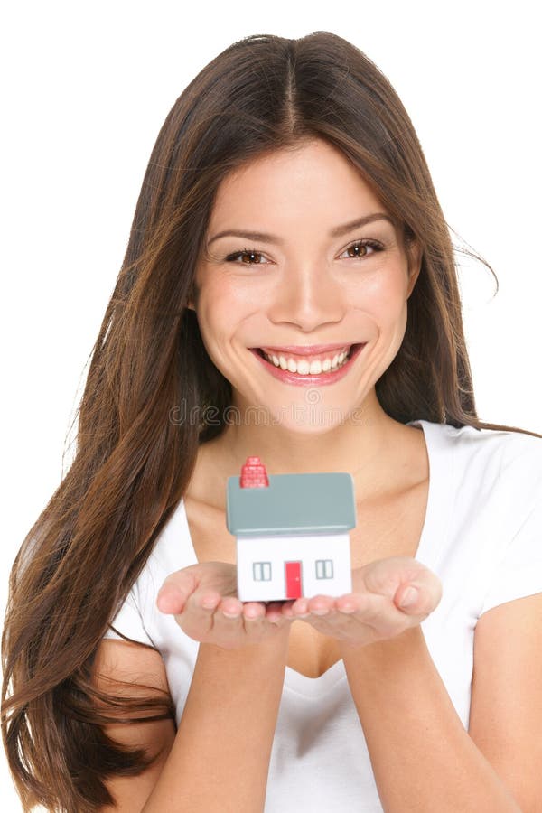 Concetto domestico nuovo d'acquisto - donna che tiene mini casa fotografie stock libere da diritti