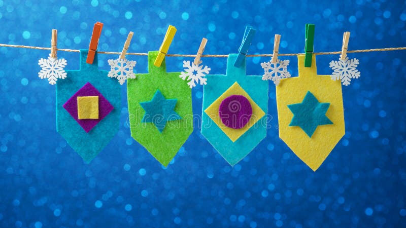 Concetto ebreo di Chanukah di festa con la decorazione del dreidel della trottola immagini stock Concetto ebreo di Chanukah di festa con la decorazione del dreidel della trottola immagini stock