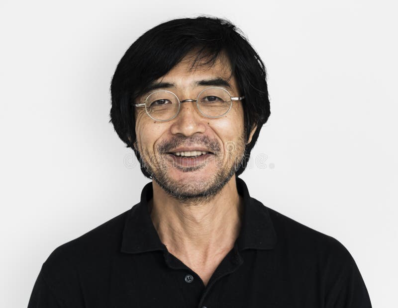 Concetto felice sorridente del tiro dell'uomo asiatico immagine stock libera da diritti Concetto felice sorridente del tiro dell'uomo asiatico immagine stock libera da diritti
