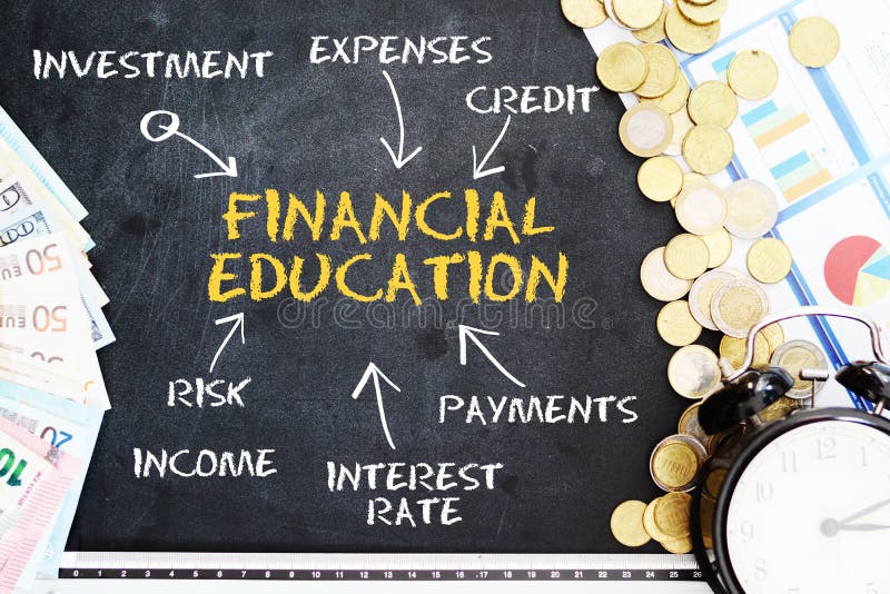 Concetto finanziario di istruzione scritto a mano sulla lavagna, vicino a denaro contante ed alla sveglia classica