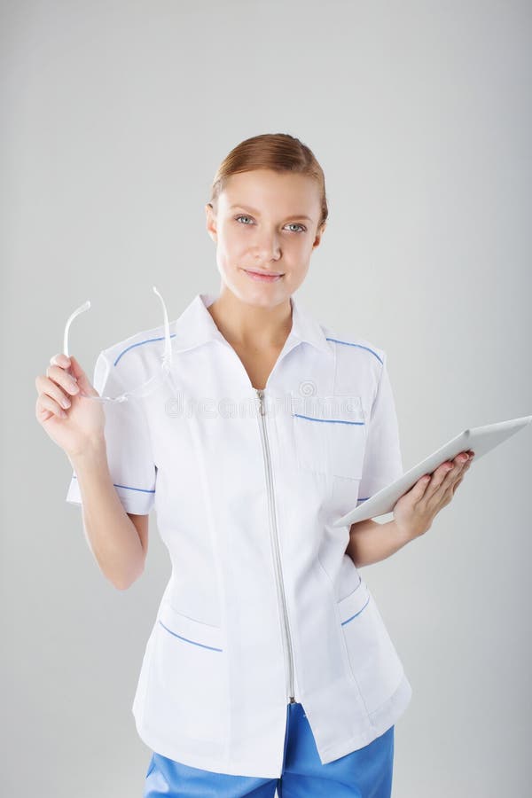 Concetto igienico sanitario - medico della donna con lo stetoscopio che tiene i vetri e compressa elettronica fotografia stock libera da diritti Concetto igienico sanitario - medico della donna con lo stetoscopio che tiene i vetri e compressa elettronica fotografia stock libera da diritti