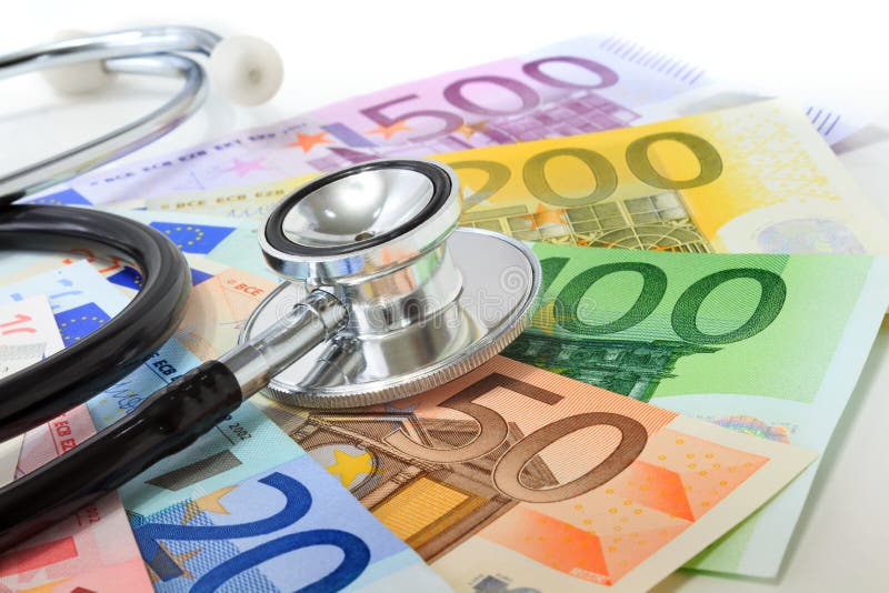 Concetto malato di moneta europea: stetoscopio sulle euro banconote