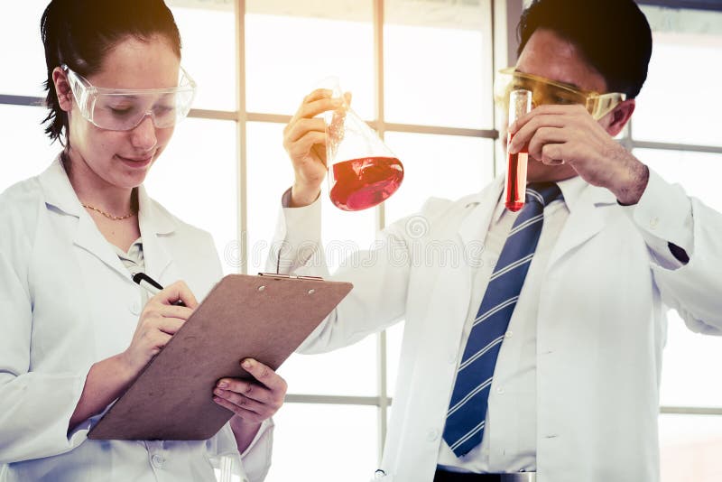 Concetto medico chimico di salute di scienza: che di analisi dello scienziato immagine stock Concetto medico chimico di salute di scienza: che di analisi dello scienziato immagine stock