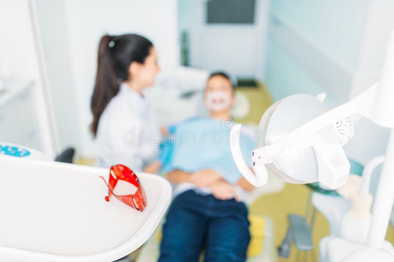 Concetto pediatrico di odontoiatria, stomatologia dei bambini fotografia stock libera da diritti Concetto pediatrico di odontoiatria, stomatologia dei bambini fotografia stock libera da diritti
