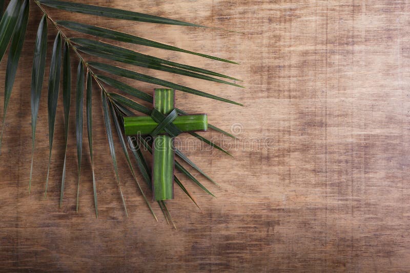 Concetto per la domenica delle palme: Forma incrociata del ramo di palma su uno sfondo di legno antico