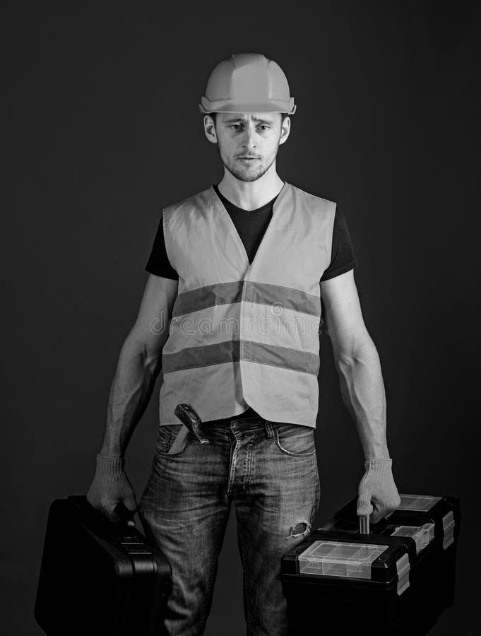 Concetto professionale del riparatore Il lavoratore, tuttofare, riparatore, costruttore sul fronte rigoroso porta le borse con gl immagine stock libera da diritti Concetto professionale del riparatore Il lavoratore, tuttofare, riparatore, costruttore sul fronte rigoroso porta le borse con gl immagine stock libera da diritti