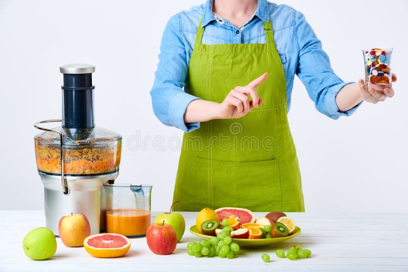 Concetto sano di dieta della disintossicazione di stile di vita Succo di frutta, pillole e supplementi della vitamina Risoluzione fotografie stock Concetto sano di dieta della disintossicazione di stile di vita Succo di frutta, pillole e supplementi della vitamina Risoluzione fotografie stock