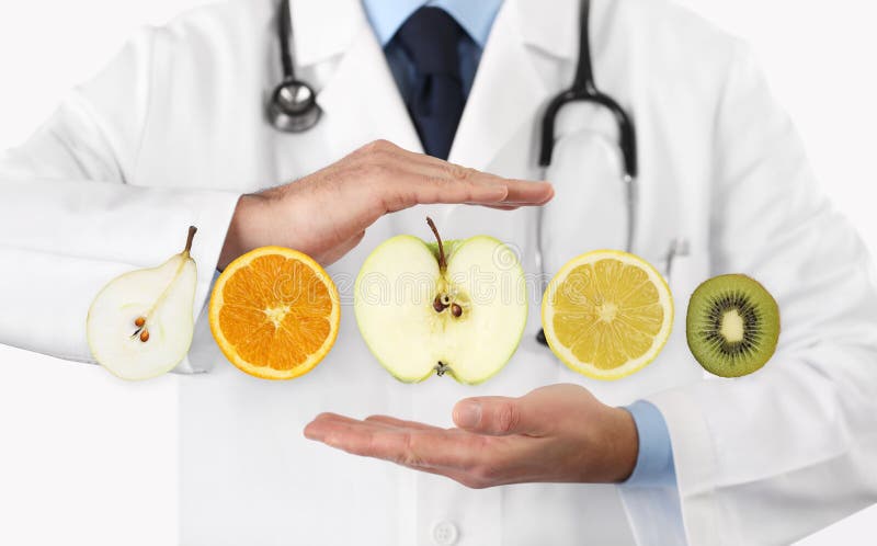 Concetto sano di dieta di alimento, mani di medico del dietista con il FRU immagini stock Concetto sano di dieta di alimento, mani di medico del dietista con il FRU immagini stock