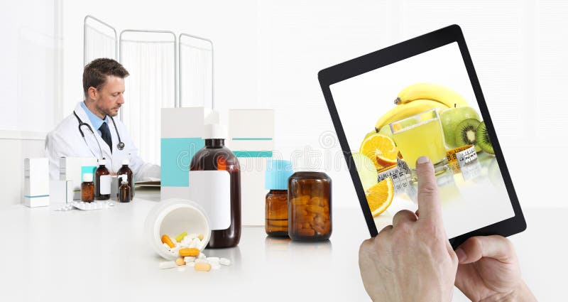 Concetto sano di dieta e di cibo, mano che indica frutti sullo schermo digitale della compressa, medico in scrivania medica con l fotografie stock Concetto sano di dieta e di cibo, mano che indica frutti sullo schermo digitale della compressa, medico in scrivania medica con l fotografie stock