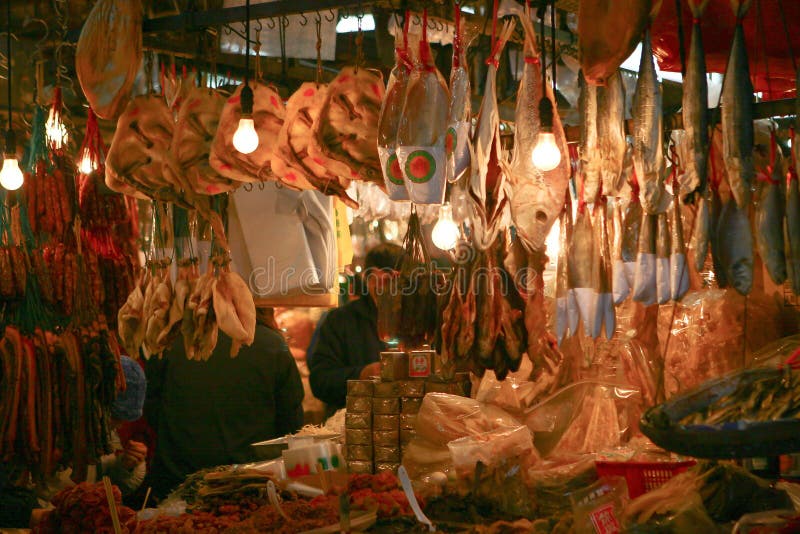 Conchiglie di mitili e gamberetti e frutti di mare in vendita sul mercato di hong kong 13 marzo 2005 immagini stock