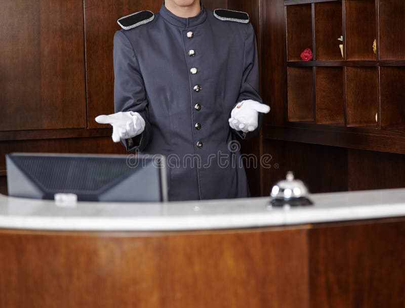Concierge za hotelowym przyjęcie kontuarem fotografia royalty free Concierge za hotelowym przyjęcie kontuarem fotografia royalty free