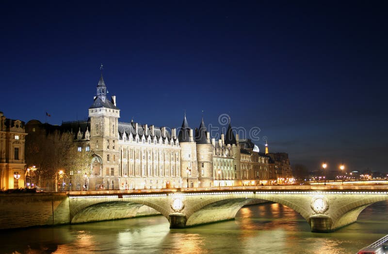 V noci v popredia, paríž, francúzsko.