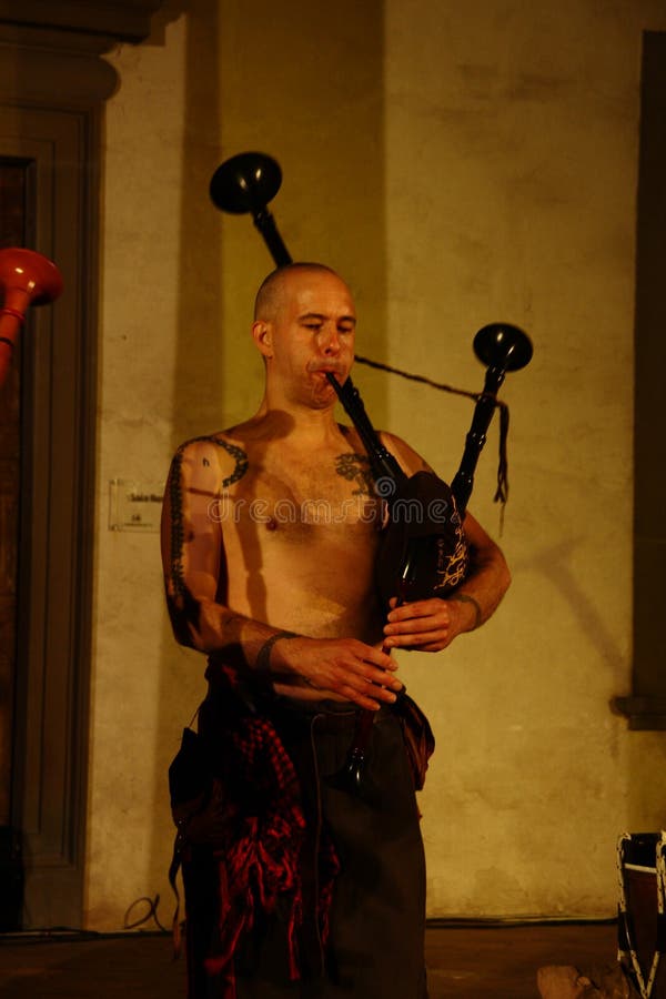 Concierto acústico por la banda bárbara del tubo imagenes de archivo Concierto acústico por la banda bárbara del tubo imagenes de archivo