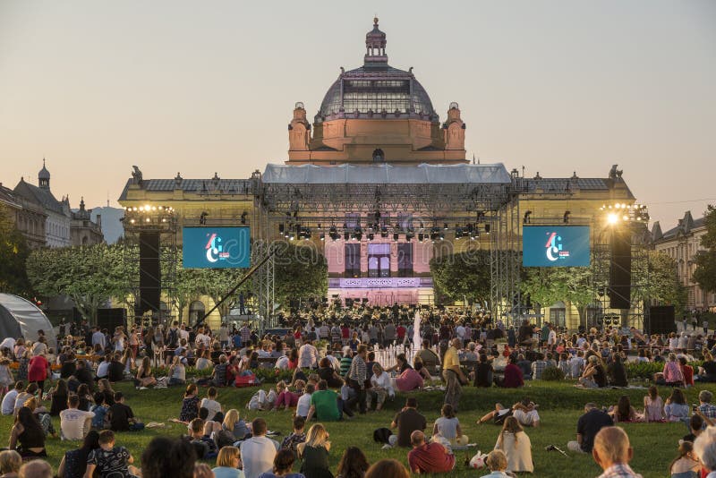 Concierto De La Música Clásica Del Aire Abierto En Zagreb Imagen ...