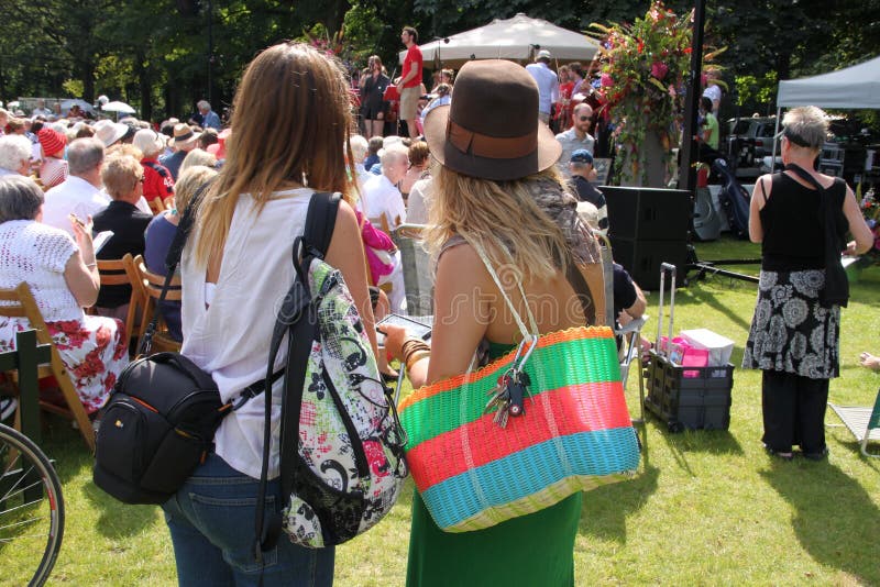 Concierto de la música en directo en el parque en la ciudad Rotterdam en el verano imágenes de archivo libres de regalías Concierto de la música en directo en el parque en la ciudad Rotterdam en el verano imágenes de archivo libres de regalías