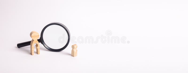 Conclusion d'un enfant, l'adoption des enfants La mère a perdu son bébé et le recherche maintenant photos stock Conclusion d'un enfant, l'adoption des enfants La mère a perdu son bébé et le recherche maintenant photos stock