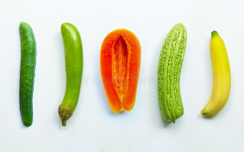 Concombre, longue aubergine verte, papaye m?re, melon amer, banane sur le blanc Concept de sexe photo libre de droits Concombre, longue aubergine verte, papaye m?re, melon amer, banane sur le blanc Concept de sexe photo libre de droits