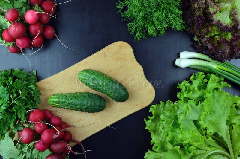 Concombres et légumes frais sur une planche à découper Vue supérieure photos libres de droits Concombres et légumes frais sur une planche à découper Vue supérieure photos libres de droits