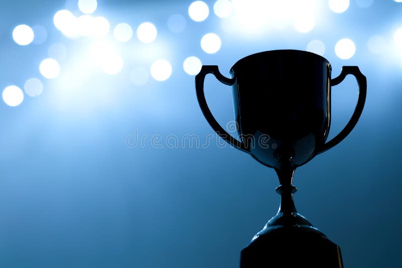 Concorrenza d'argento del trofeo nello scuro fotografia stock libera da diritti Concorrenza d'argento del trofeo nello scuro fotografia stock libera da diritti