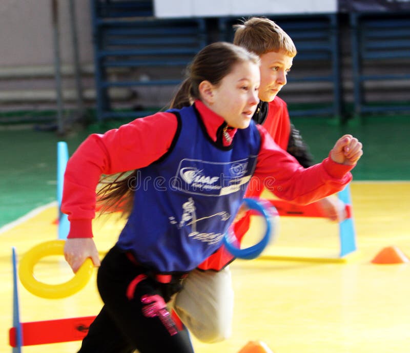 Concorrenza di atletismo dei bambini immagine stock libera da diritti Concorrenza di atletismo dei bambini immagine stock libera da diritti