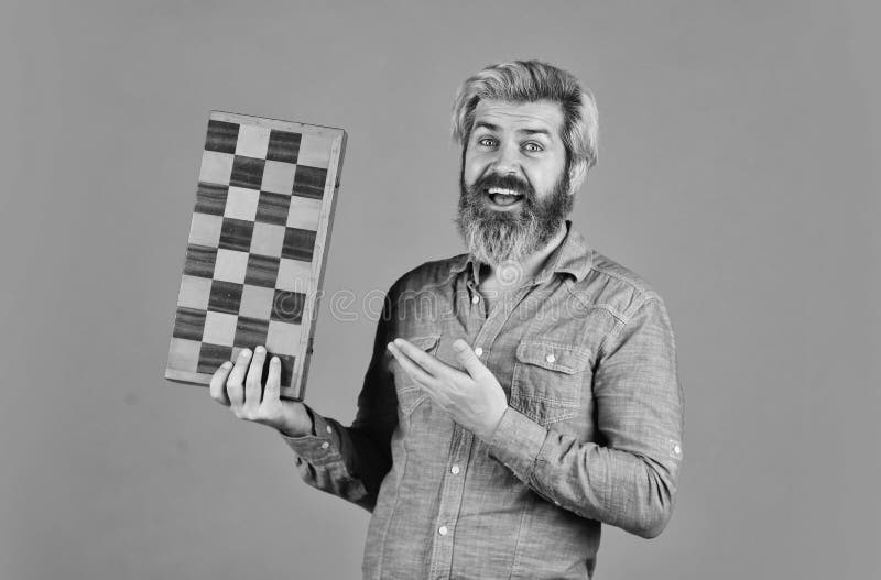 La Concurrence D'échecs Du Professeur. Concept De Stratégie De Jeu. Jeu De  Société. Homme Jouer Aux échecs. Hippie Barbu Intellige Photo stock - Image  du professionnalisme, accomplissement: 182230508